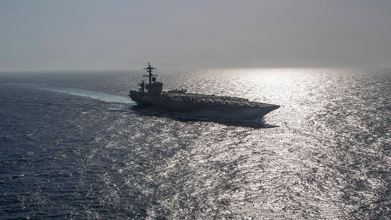 Авианосец USS Abraham Lincoln возвращается в США после многомесячного похода