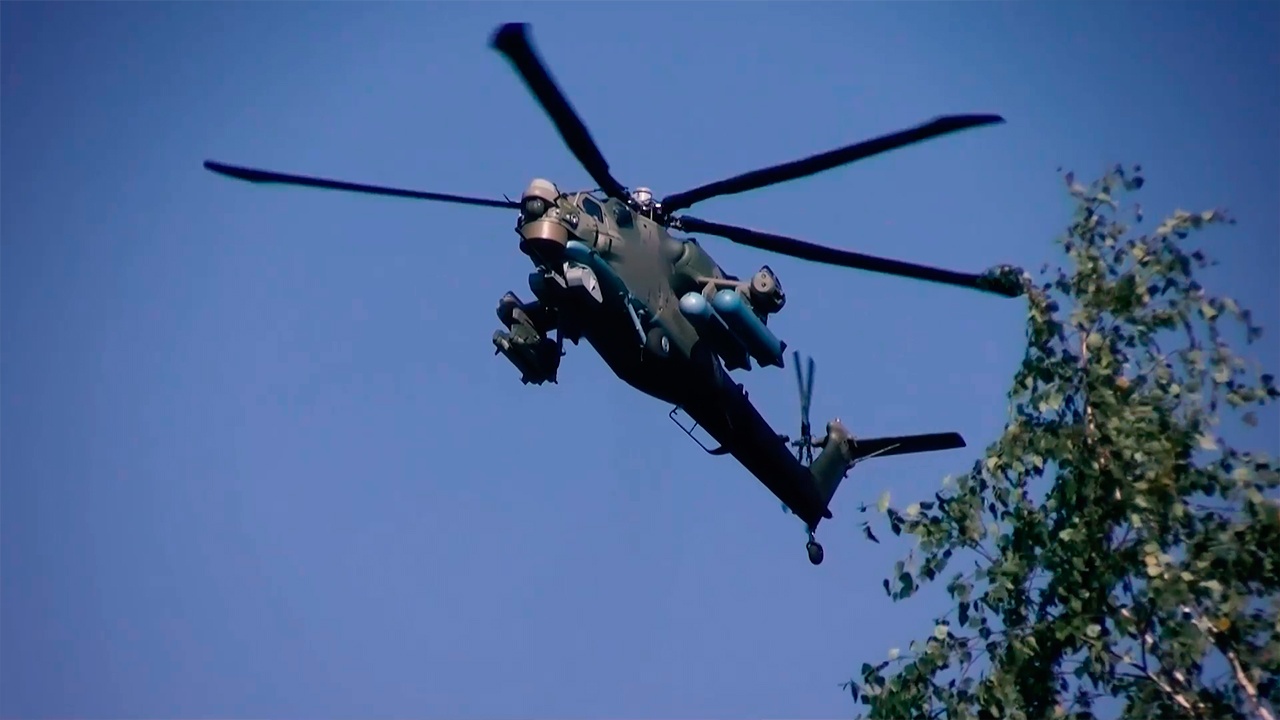 Экипаж Ми-28НМ поразил бронетехнику боевиков в зоне спецоперации