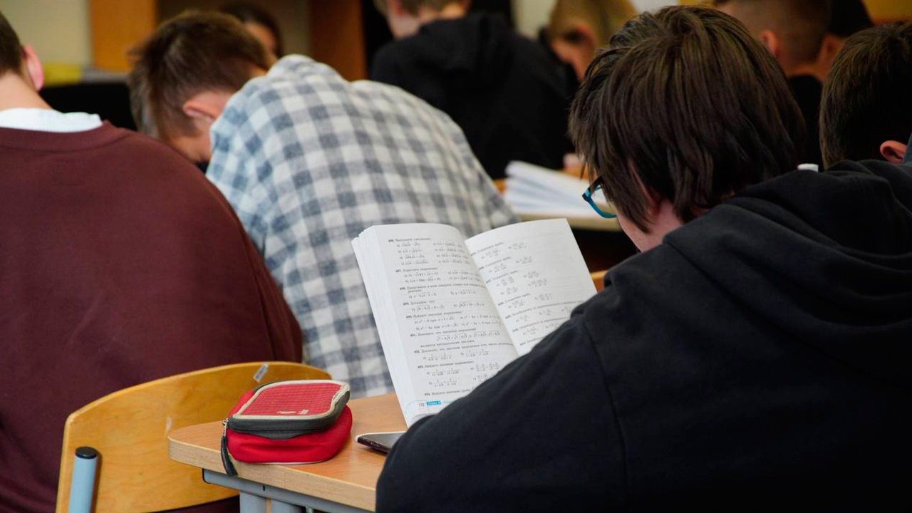 В Минпросвещения поддержали преподавание в школах курса ИИ