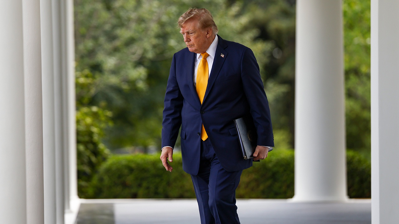 Премьер Онтарио предложил Трампу поцеловать его зад