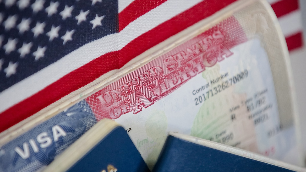Reuters: администрация Трампа приостановила запись на получение визы США