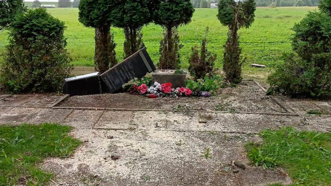 В Латвии уничтожили памятник на могиле погибших красноармейцев