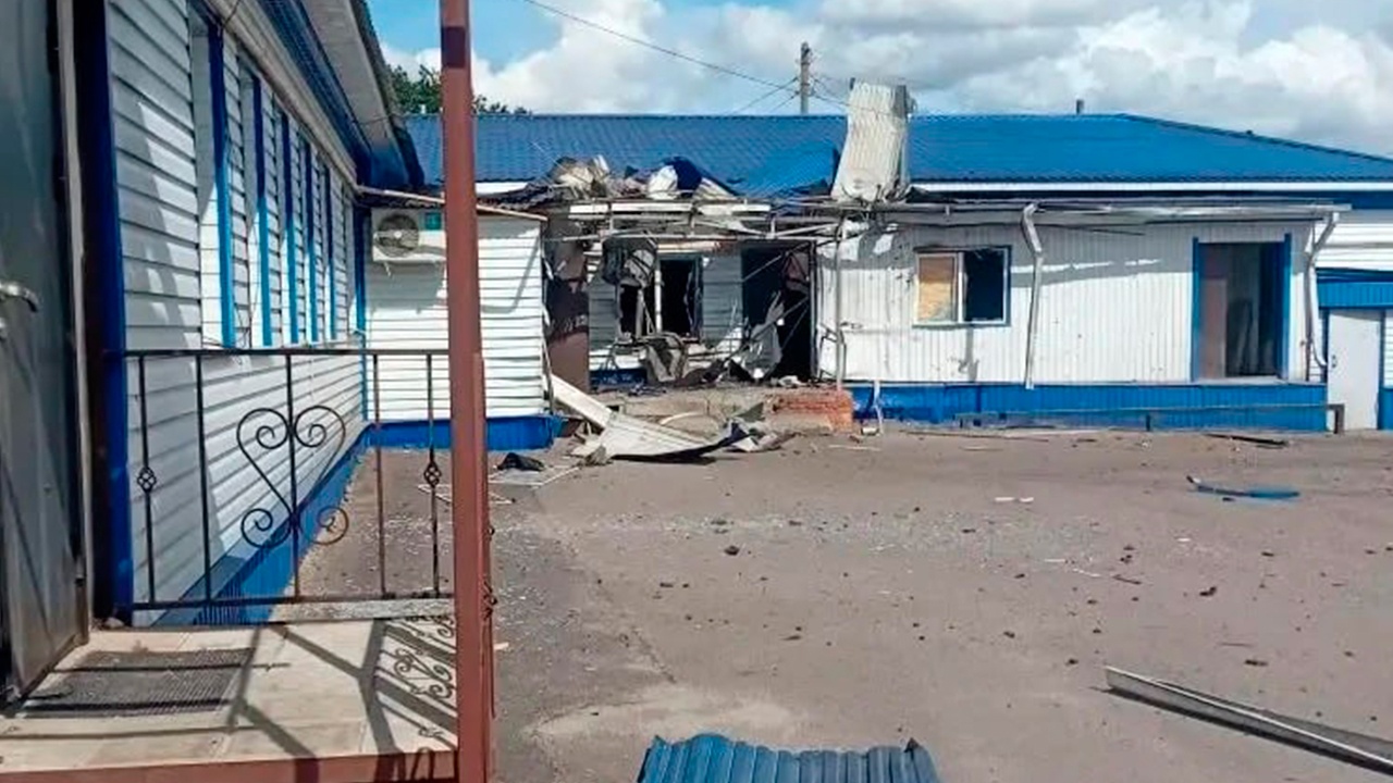 Вражеский дрон ударил по пекарне и магазину в Курской области
