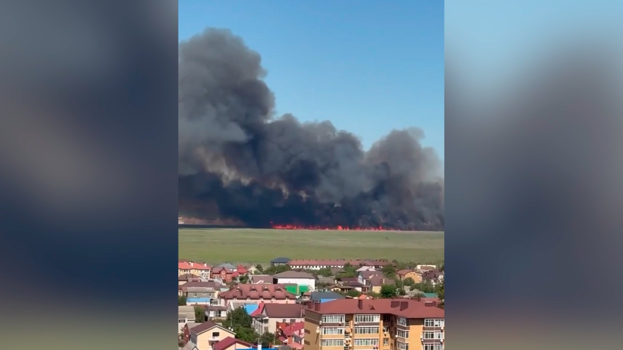В Анапе перекрыли трассу из-за масштабного пожара 