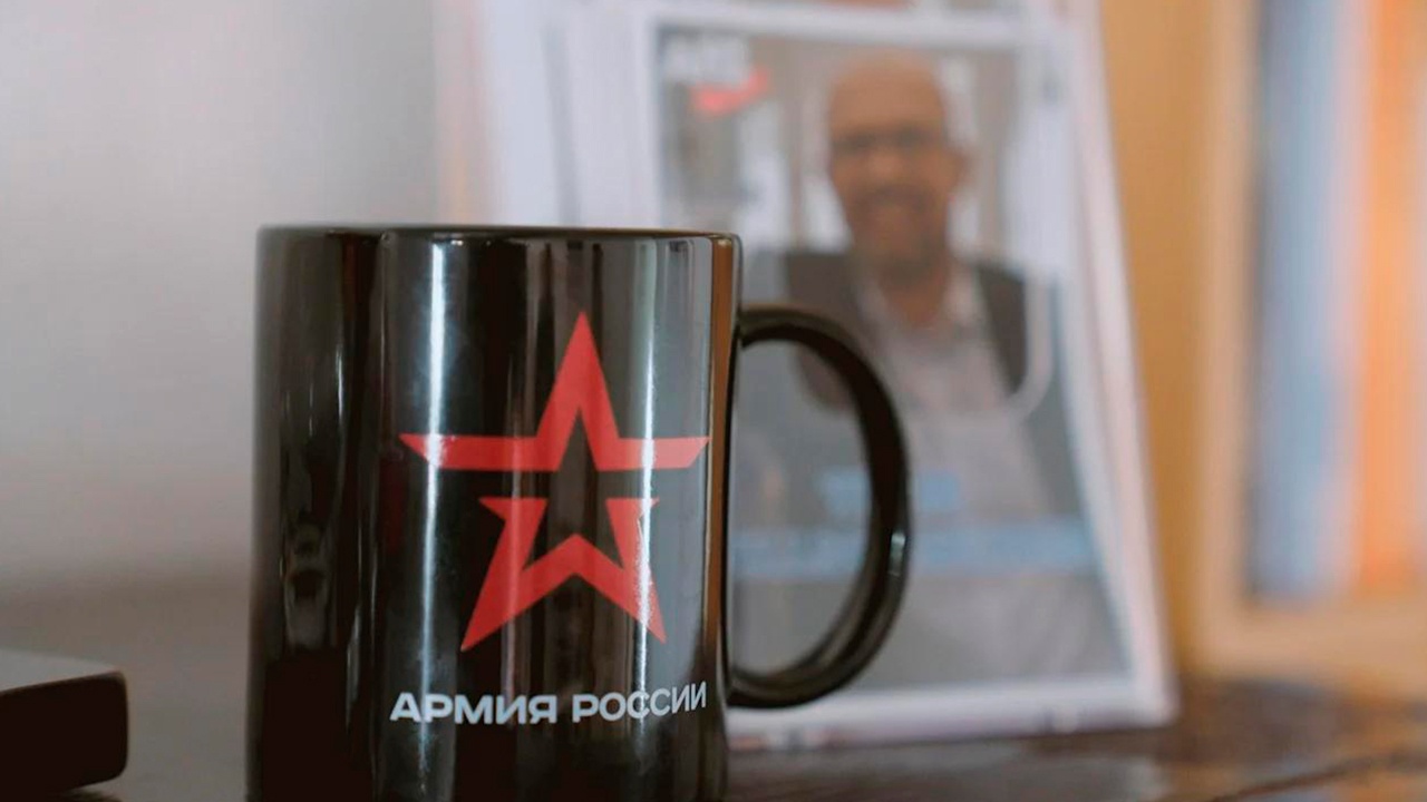 Кружку с надписью «Армия России» заметили в офисе замглавы АдГ 