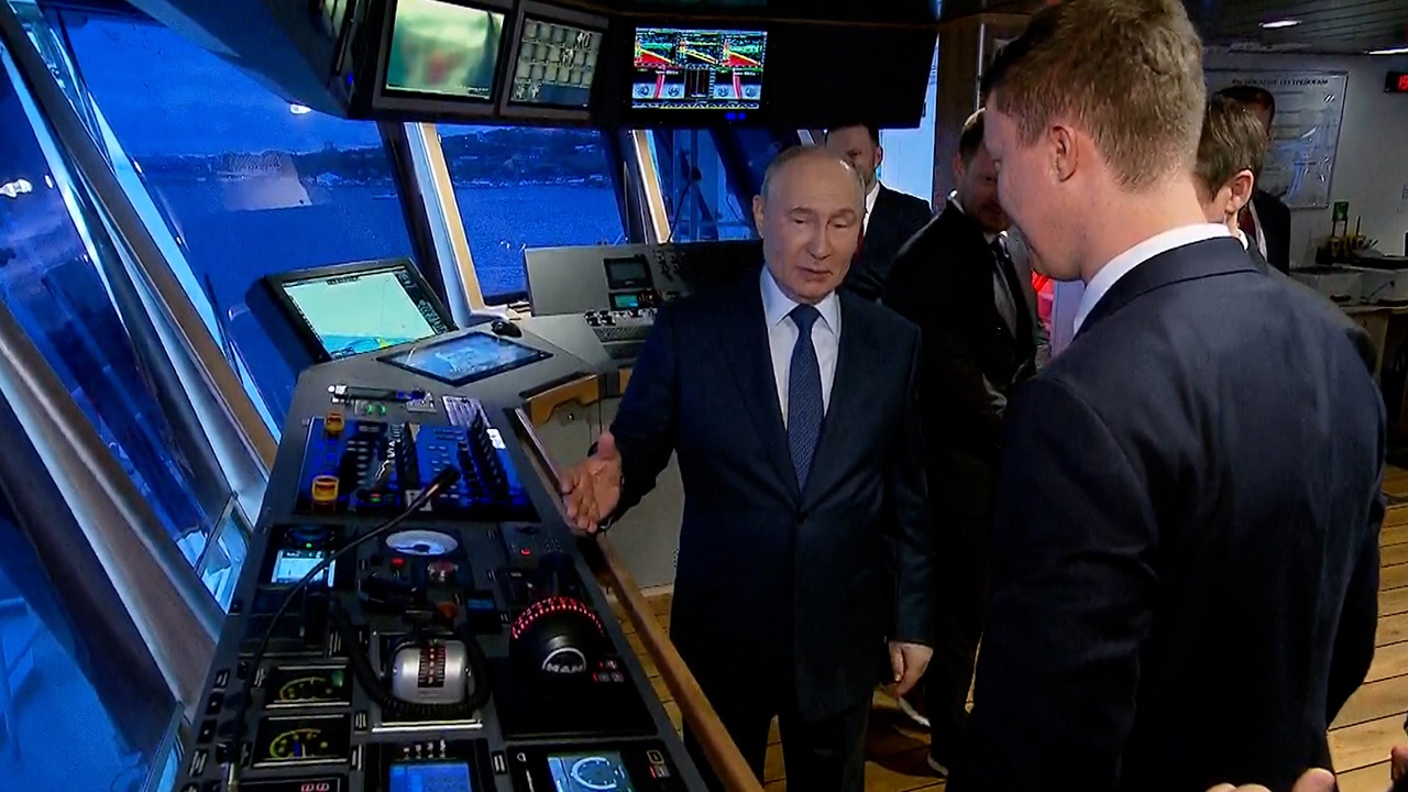 Путин осмотрел во Владивостоке рыболовный траулер «Капитан Юнак»
