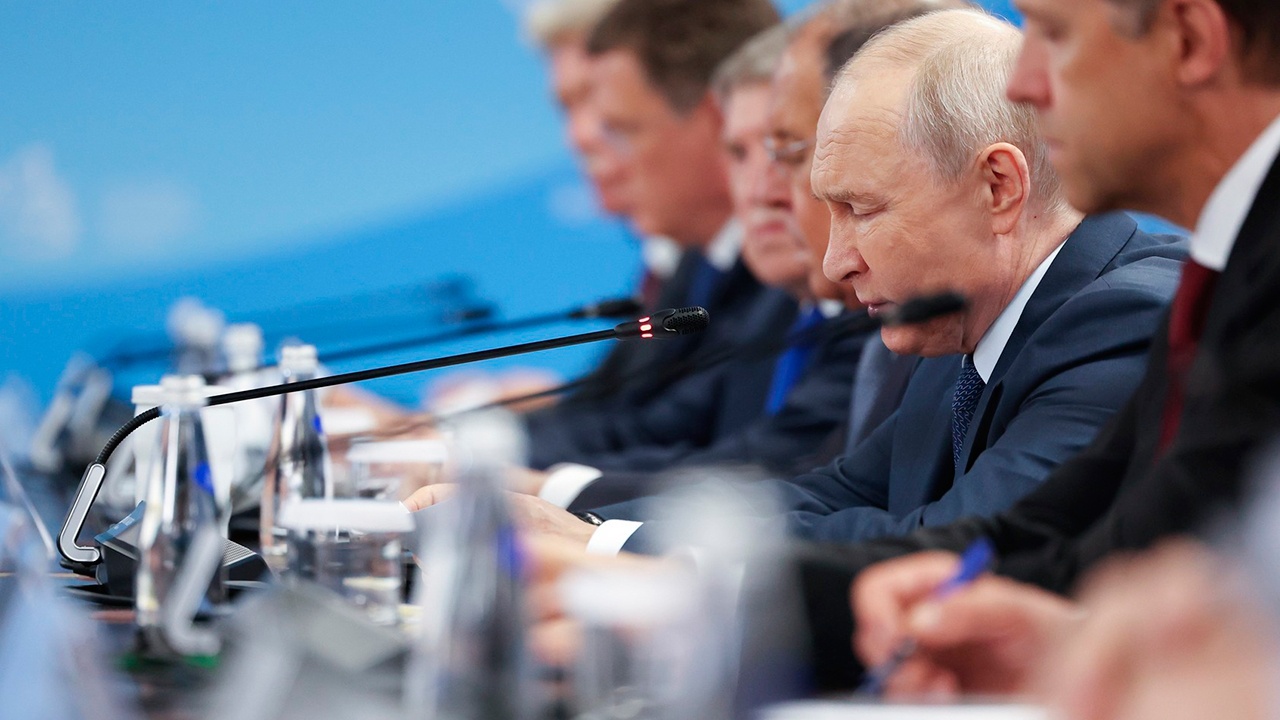 Путин поблагодарил Пекин за высокий уровень делегации на ВЭФ