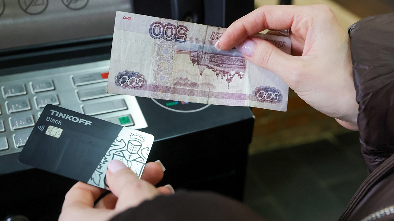 С октября в России изменятся правила внесения наличных через банкоматы