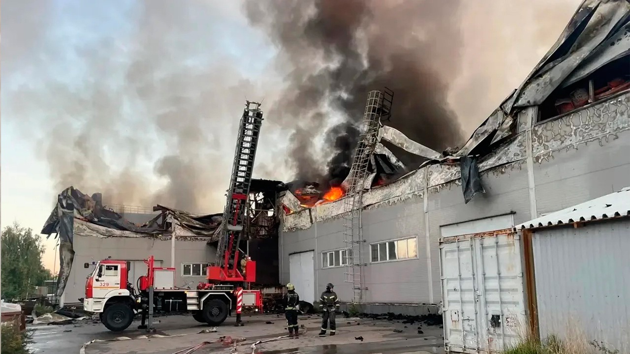 В Подмосковье загорелся склад площадью 1800 квадратных метров