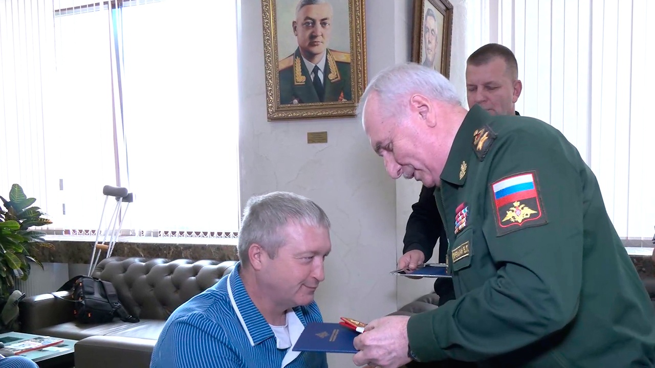 Горемыкин вручил участникам СВО дипломы о переподготовке в госпитале Мандрыка