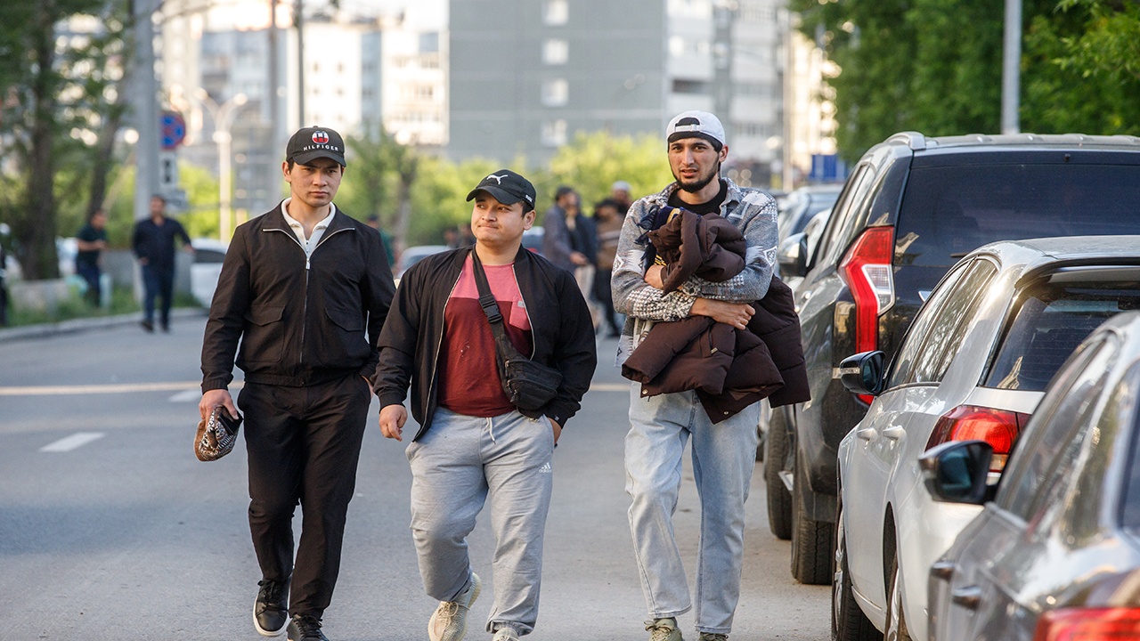 Мигрантов обязали платить налог за неработающих членов семьи в России