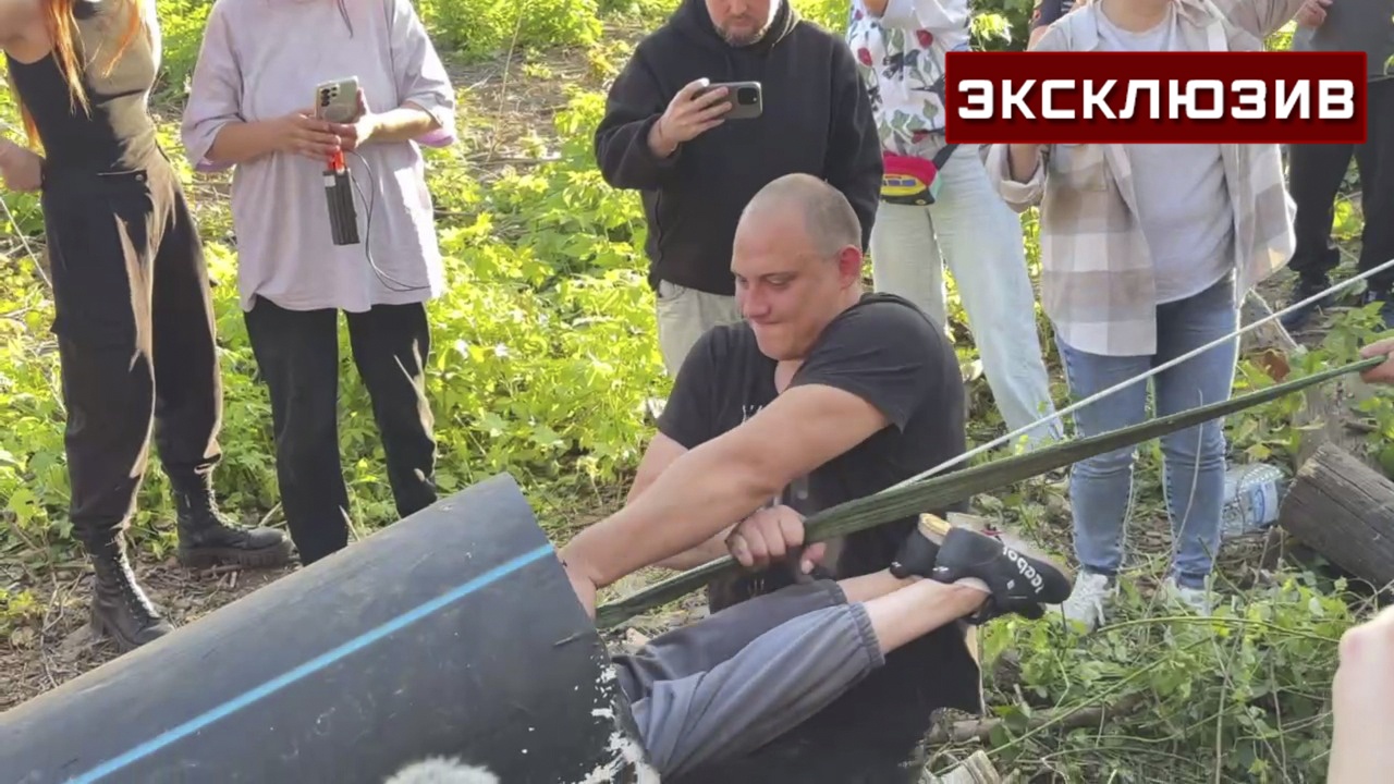 Подольские волонтеры спасли собаку после суток в подземной трубе