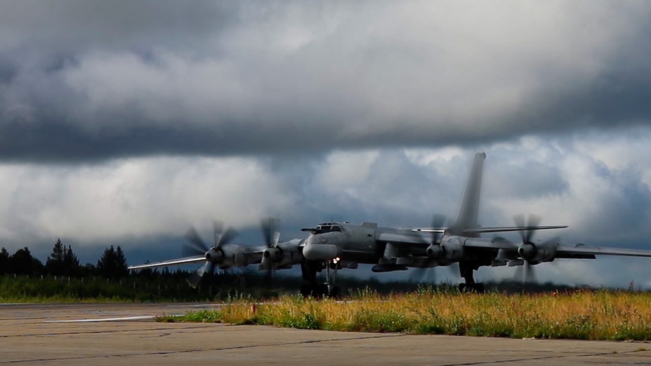 Ту-95МС выполнили полет над водами арктических морей 