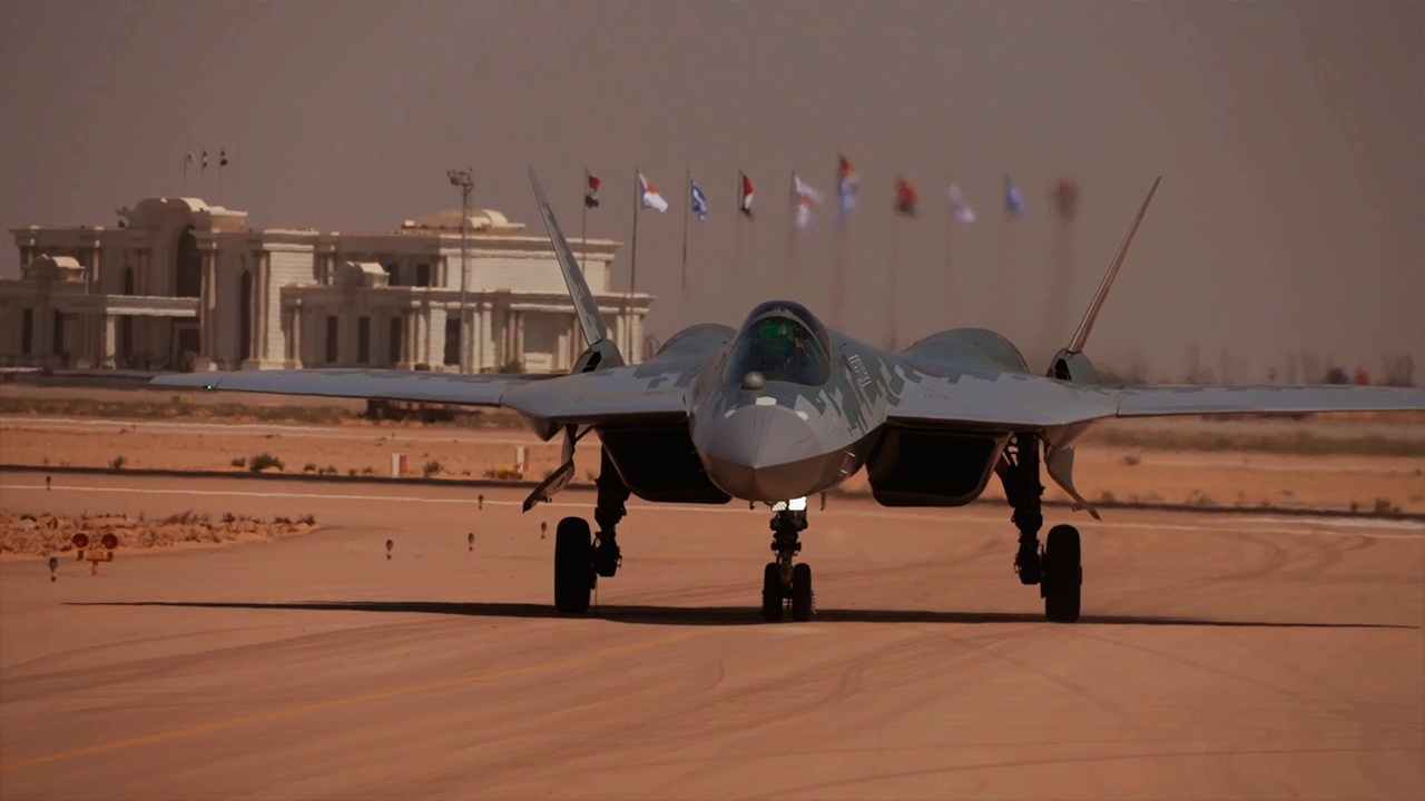 Су-57Э совершил сверхдальний перелет в Египет на вкладных топливных баках