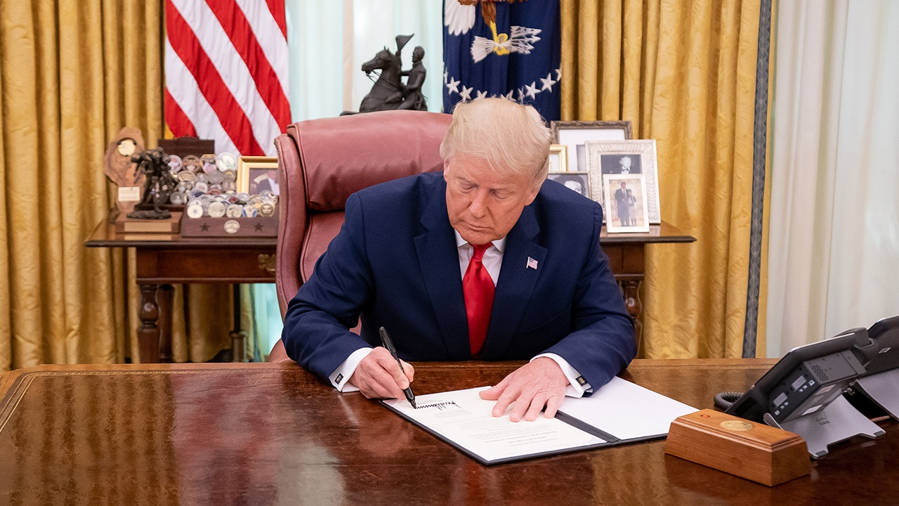 Трамп подписал закон об «адских санкциях» против России