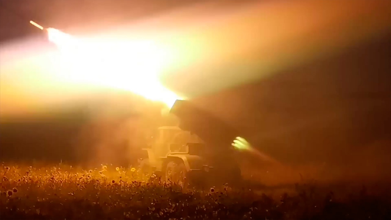 Минобороны показало видео с боями за Бузово и Хижняково внутри котла