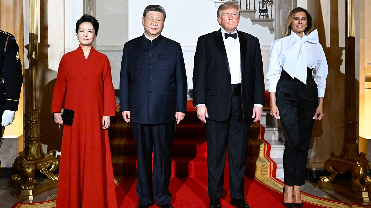 Мелания Трамп выбрала брючный костюм для ужина с Си Цзиньпином в Белом доме