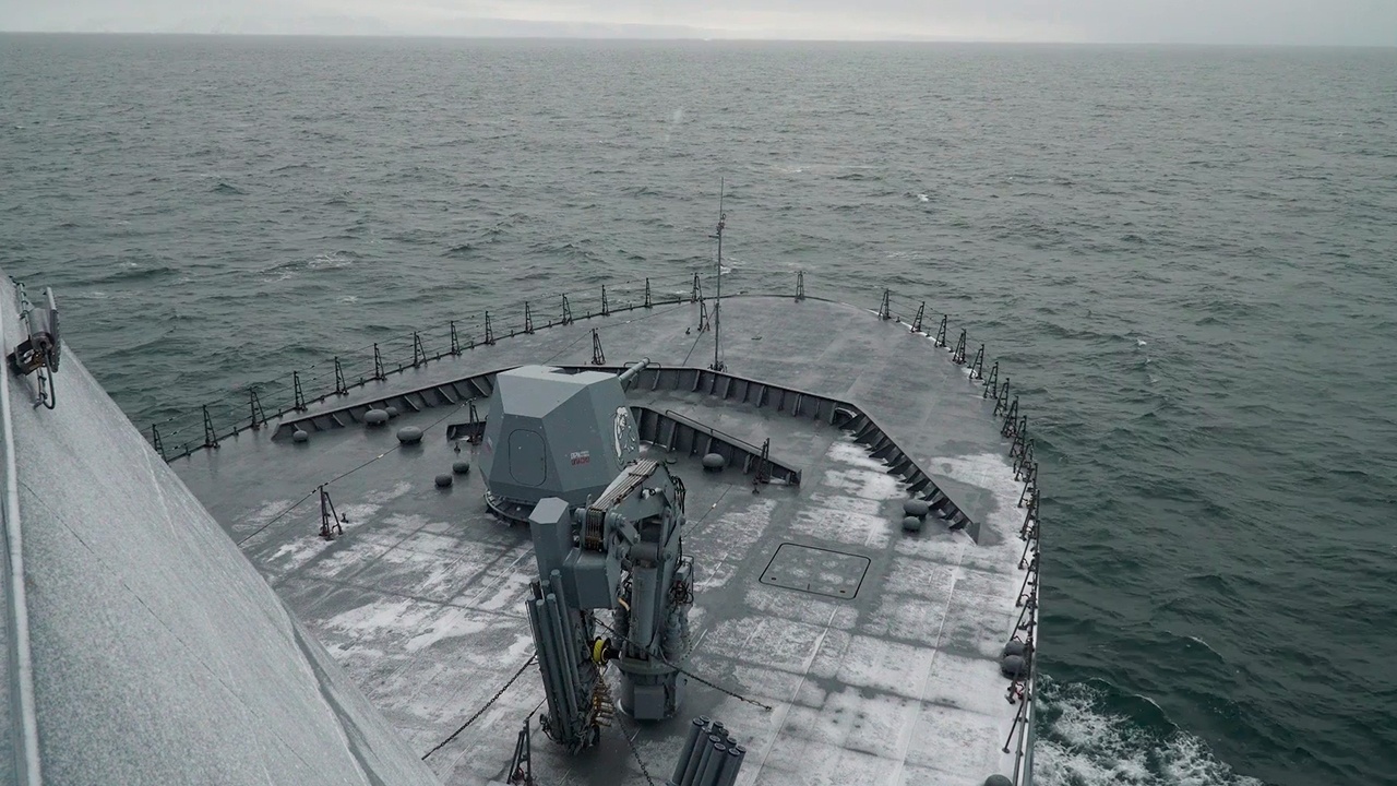 Военные моряки впервые в истории ВМФ России прошли проливом Шокальского