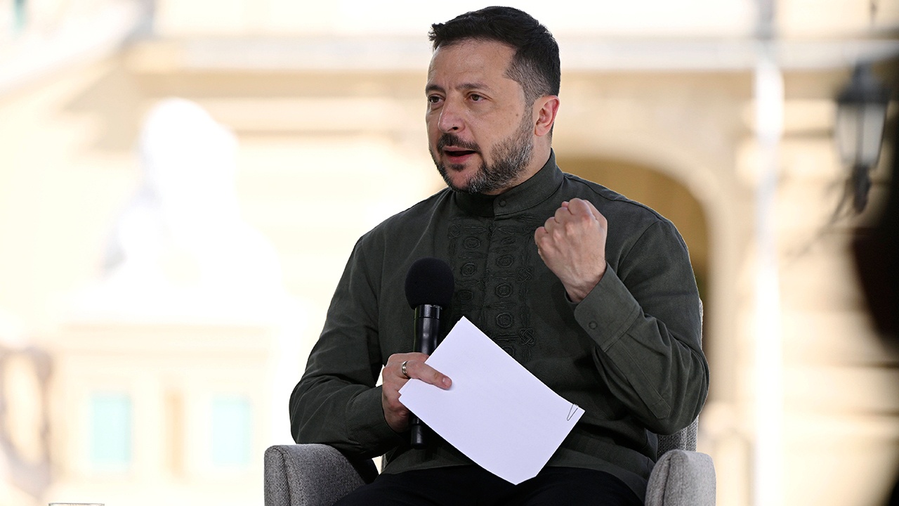 Зеленский пообещал усилить удары по российским НПЗ