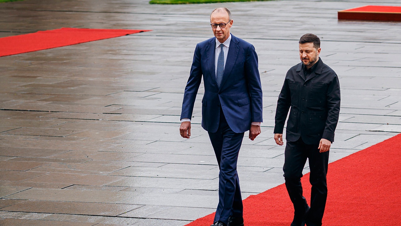 Politico: визит Мерца омрачен спорами о евроинтеграции Украины