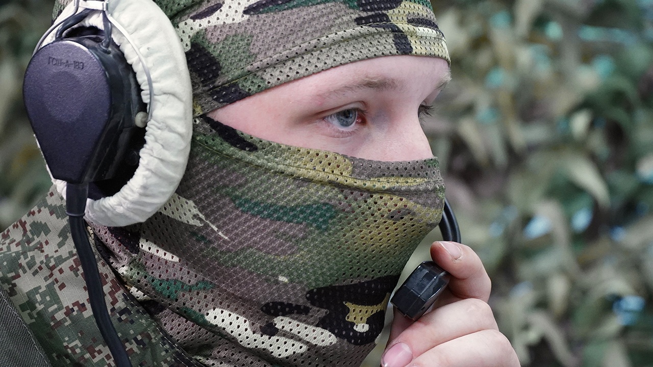 Российские бойцы хитростью заставили боевиков скидывать им еду 