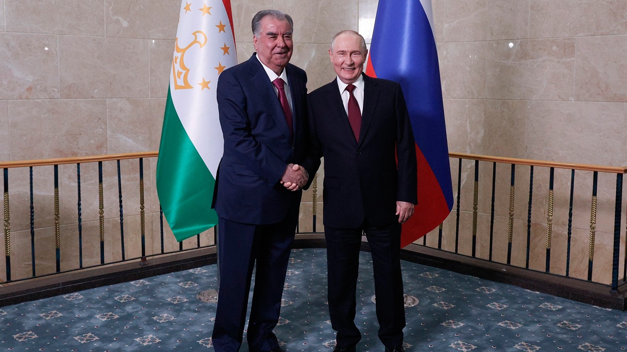 Путин поздравил главу Таджикистана Рахмона с днем рождения