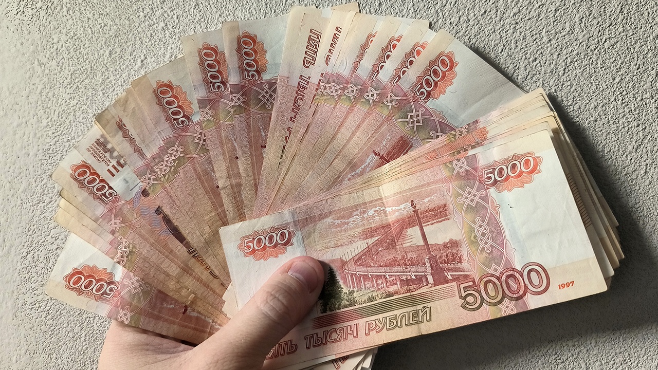 Средняя зарплата в РФ превысила 500 тысяч рублей в двух сферах