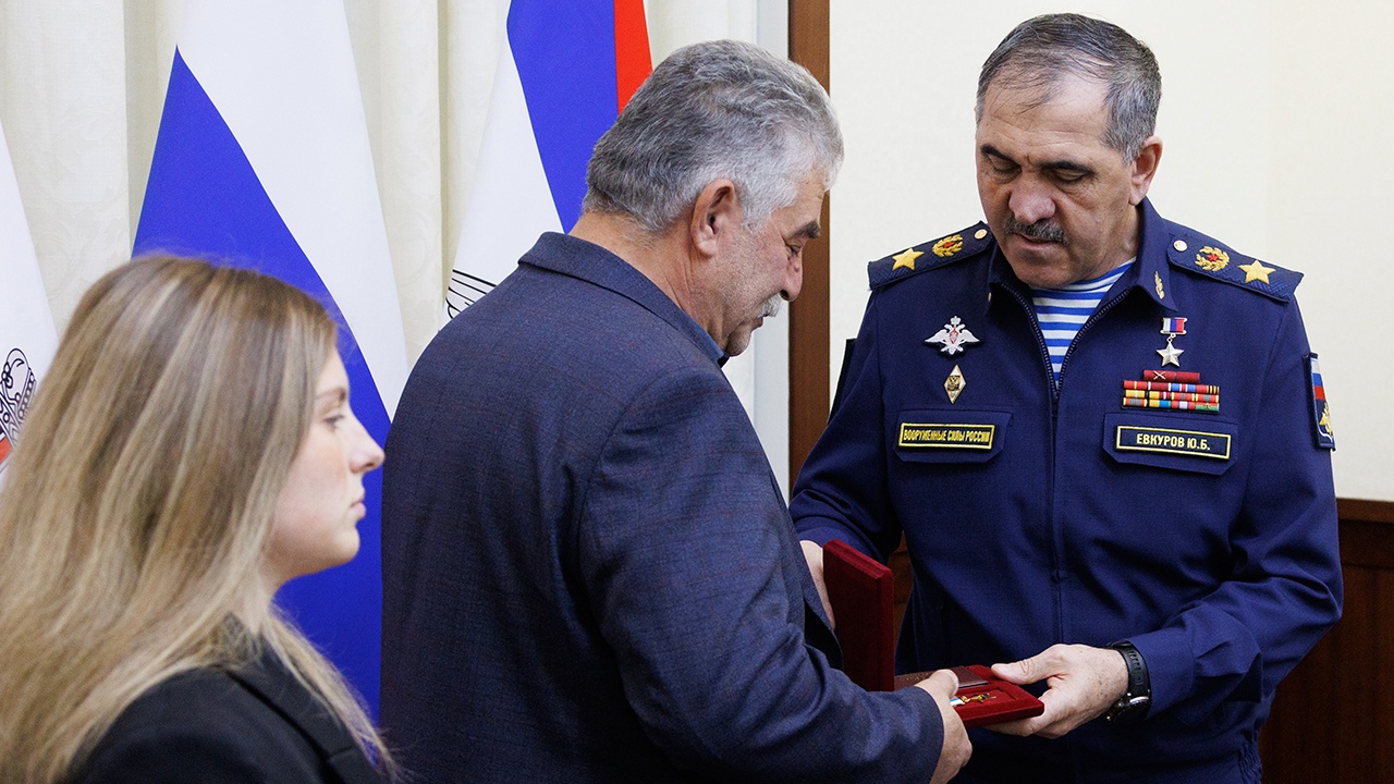 Евкуров передал звезду Героя России родственникам погибшего штурмовика 