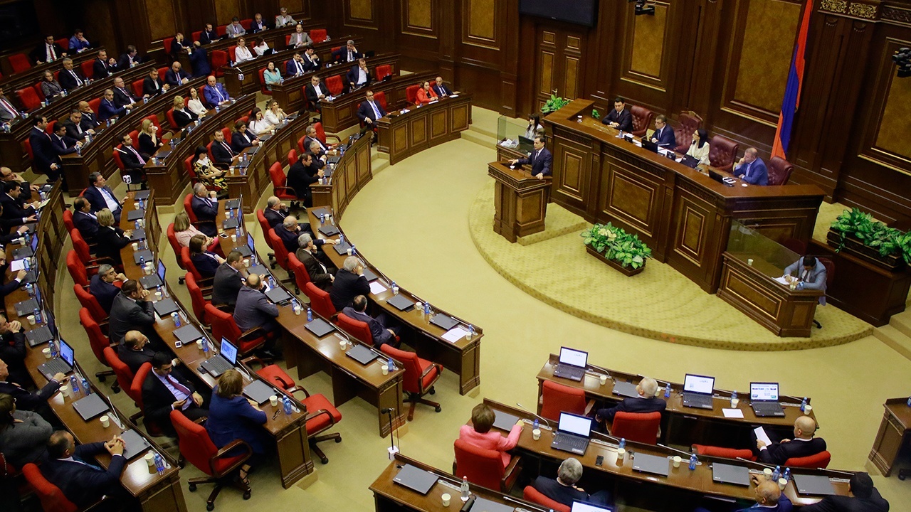 Депутаты парламента Армении устроили драку в зале заседаний