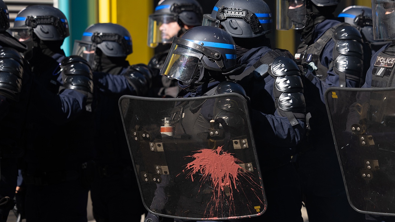 Во Франции начали расследование из-за травм школьников после разгона протестов