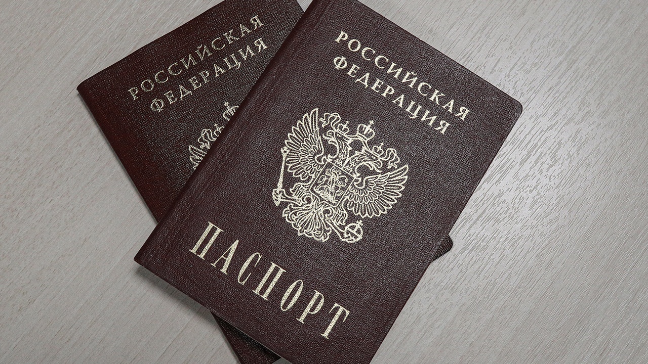 В МВД напомнили о запрете самостоятельно ставить отметки в паспорт