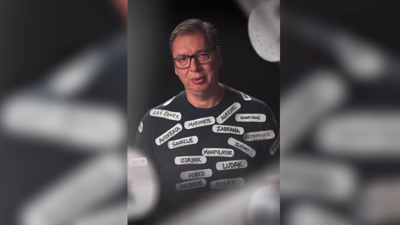 «Предатель и сумасшедший»: Вучич обратился к гражданам в футболке с оскорблениями