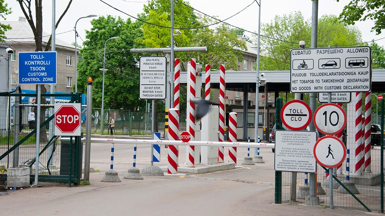Эстонец перелез через ворота КПП и убежал в Россию после отказа в выезде