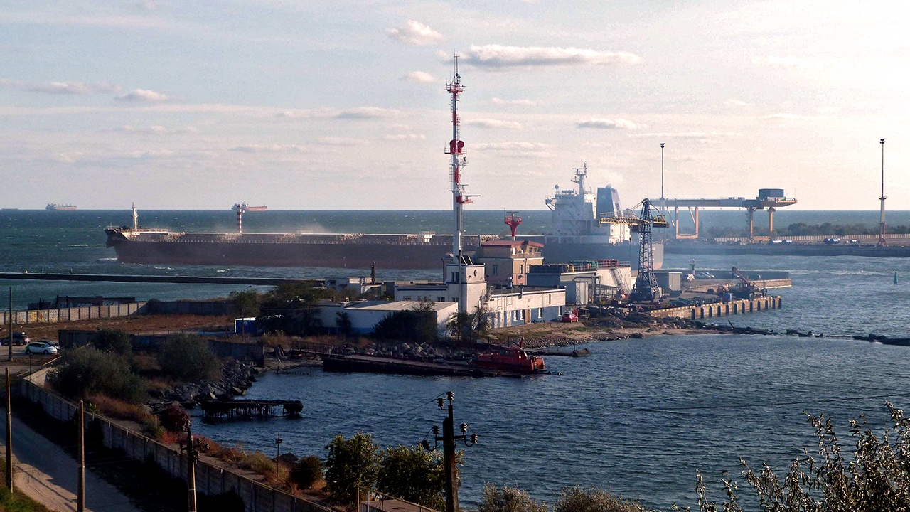 ВС РФ ударили по шедшему в порт Черноморск сухогрузу с обеспечением для ВСУ