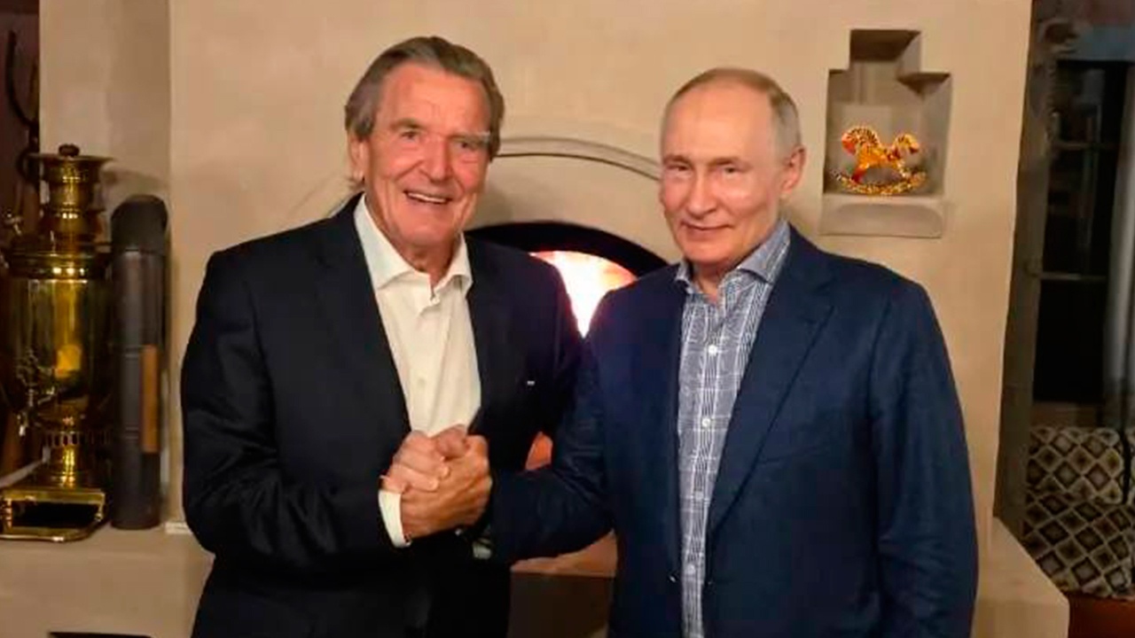 Кремль показал фотографии Путина и Шредера в день рождения президента