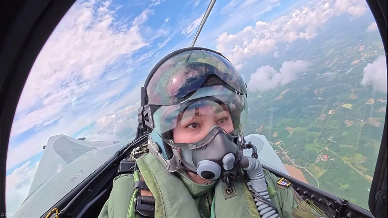 Королева Таиланда впервые самостоятельно подняла в воздух боевой истребитель