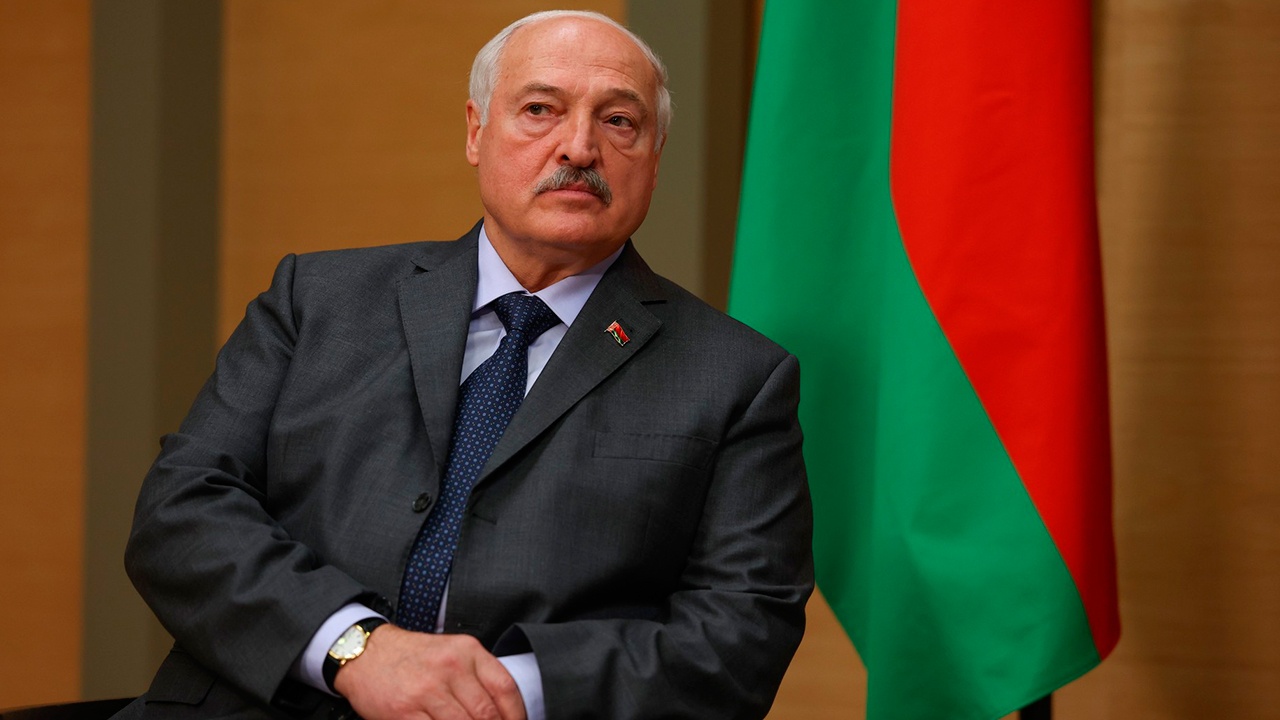 Лукашенко обвинил Латвию в инсценировке проникновения людей из Белоруссии