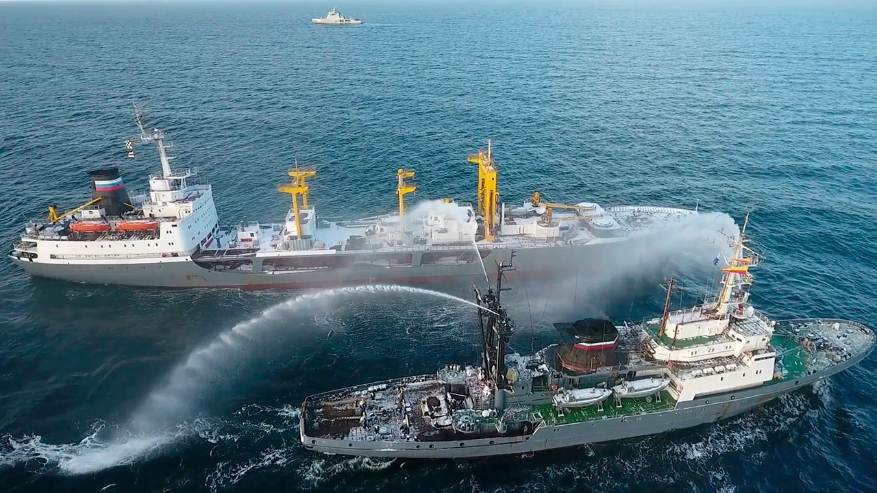 Моряки-североморцы спасли «терпящих бедствие» в Карском море