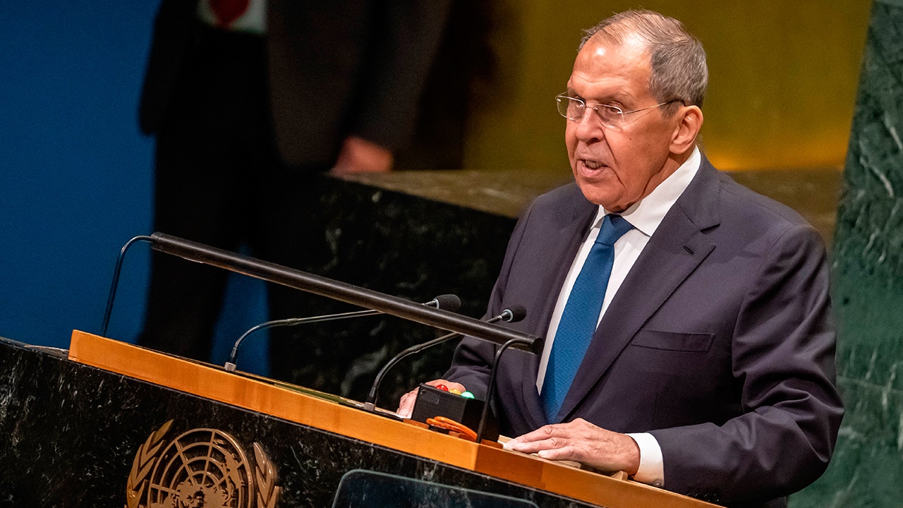 Лавров заявил, что любая страна может стать жертвой цветных революций