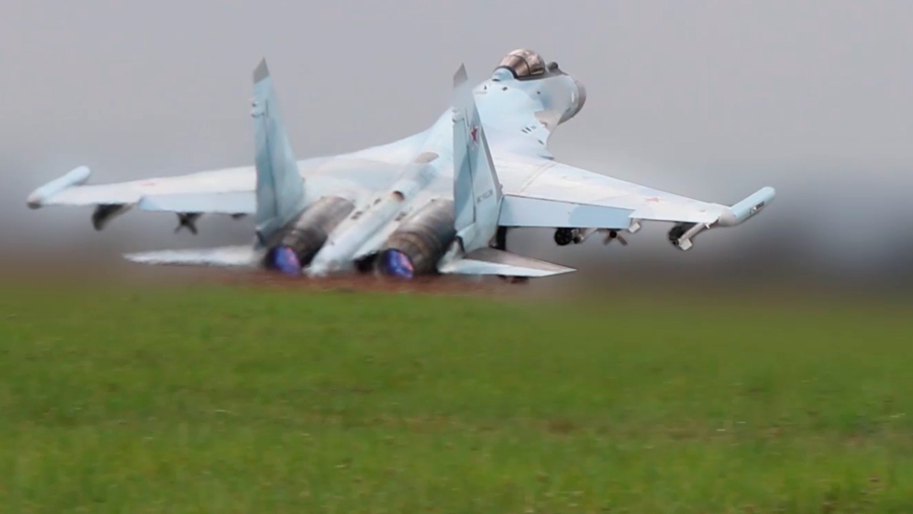 Су-35С ВКС России прикрыл вертолеты армейской авиации, наносившие удары