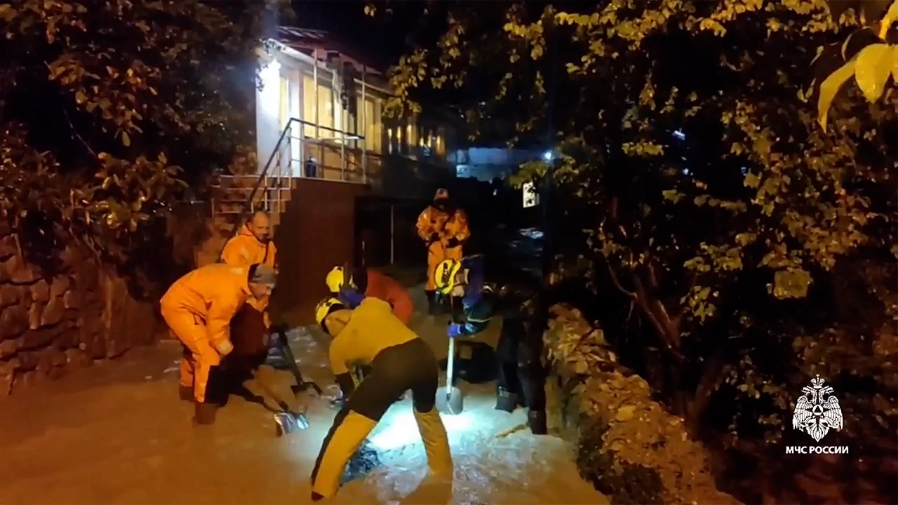 В Ялте ввели режим ЧС из-за затопления улиц и домов после сильных дождей
