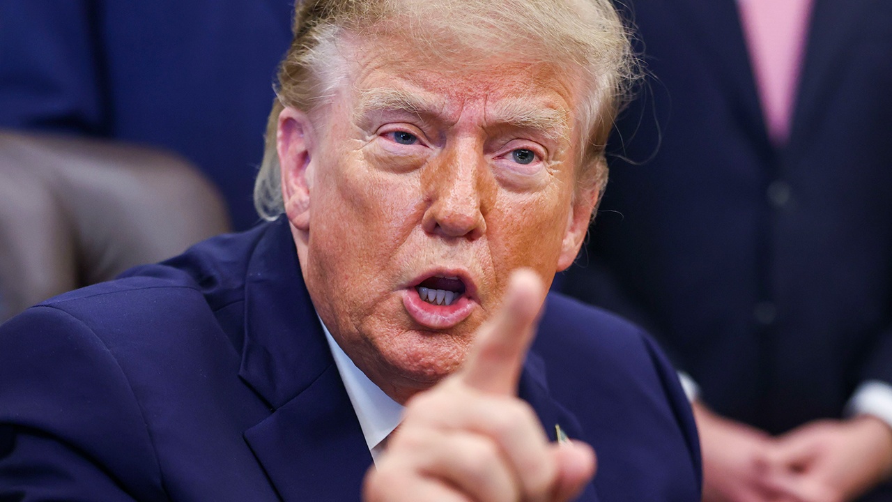 «Не злитесь»: Трамп пообещал жестко пресекать беспорядки в США 