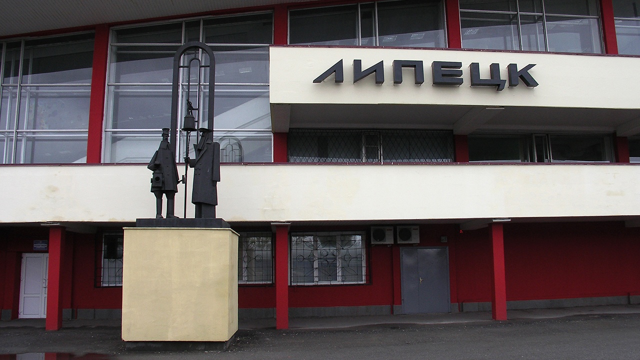 Обломки БПЛА повредили здание поликлиники в Липецке