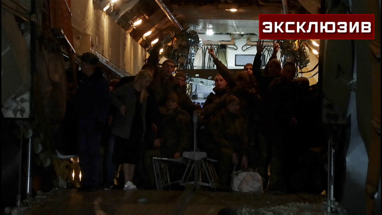 Самолет с освобожденными из плена российскими бойцами приземлился в России