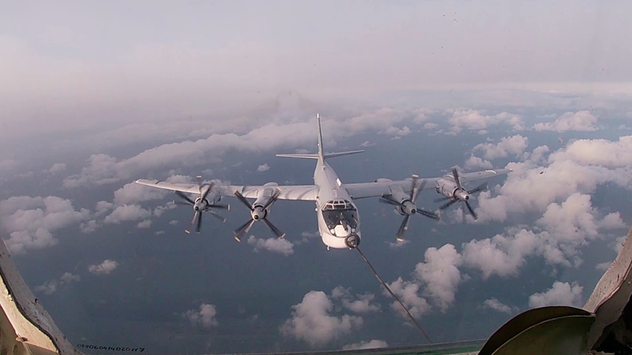 Экипажи Ту-95МС выполнили полет над арктическими морями