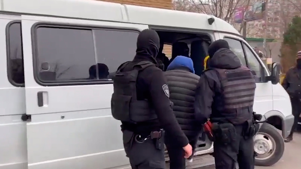 ФСБ задержала более 20 человек за незаконную миграцию и хищения 