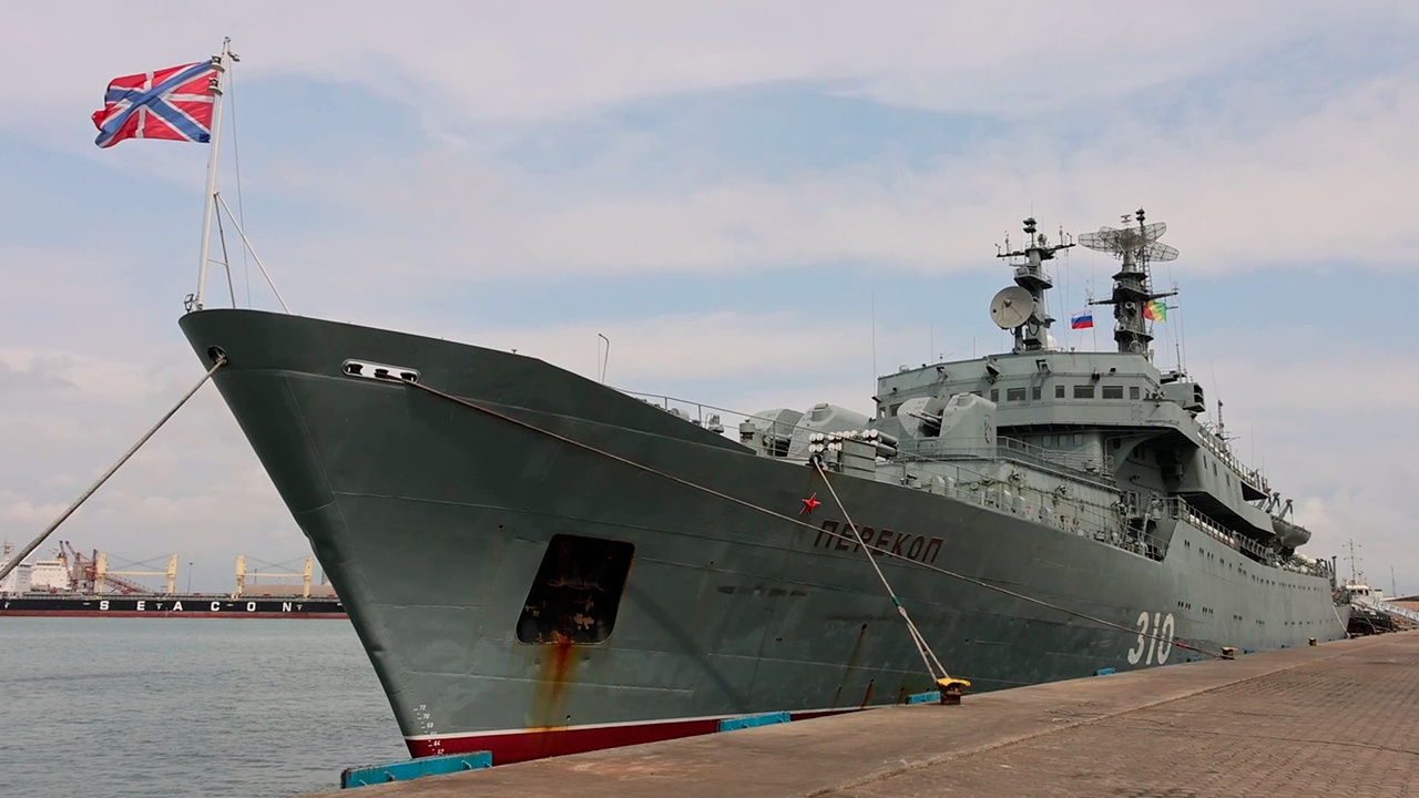 На борт российского учебного корабля «Перекоп» прибыли 12 курсантов из Конго