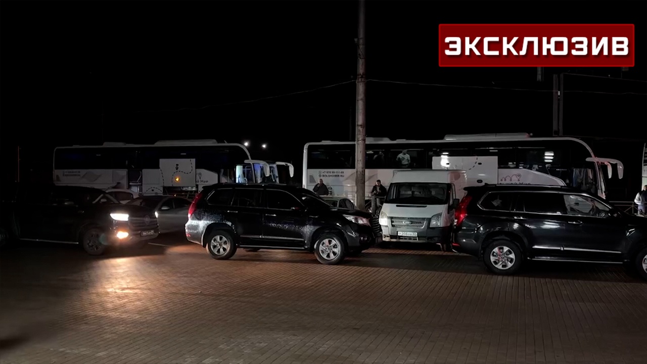Колонна с гумпомощью для Алешек пересекает границу Херсонской области