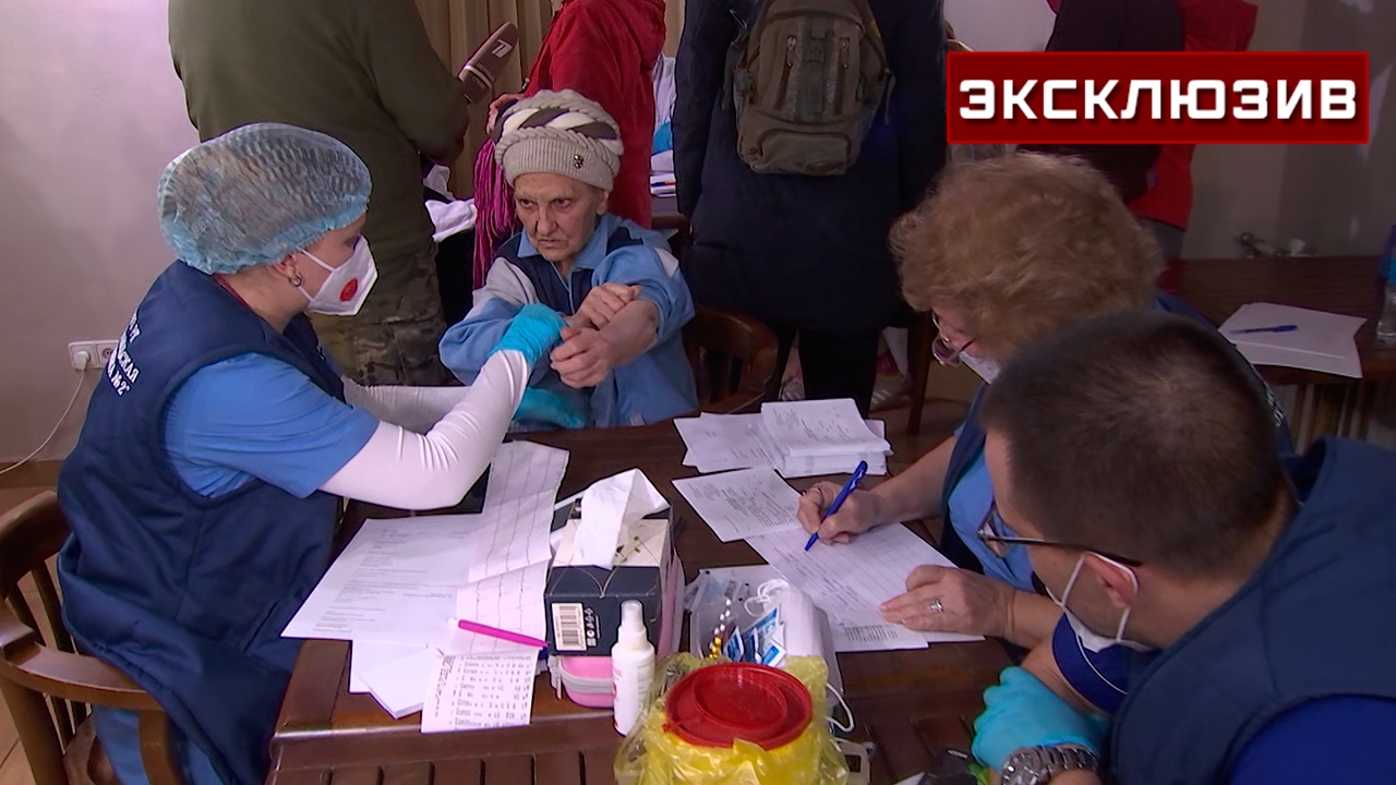 Врачи осмотрели доставленных в Симферополь жителей Алешек