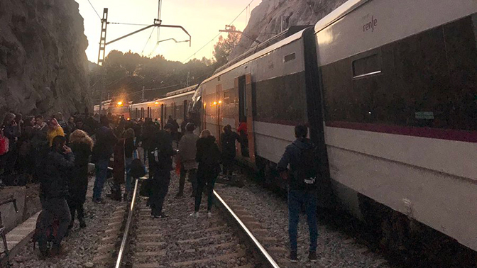 В Каталонии столкнулись поезда: один машинист умер, не менее 100 пассажиров травмированы